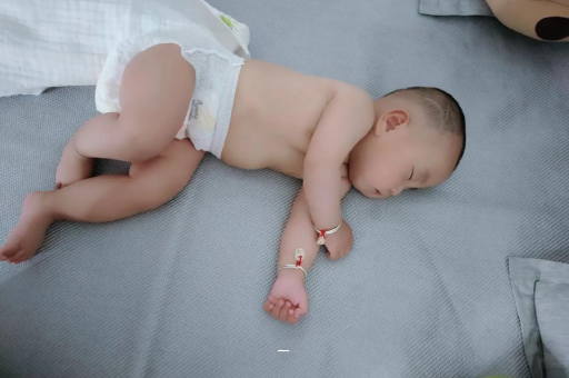 莘县宝宝总是摇头怎么回事